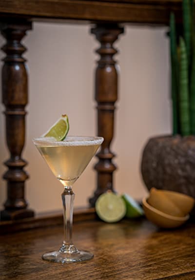 Een cocktail in een martiniglas